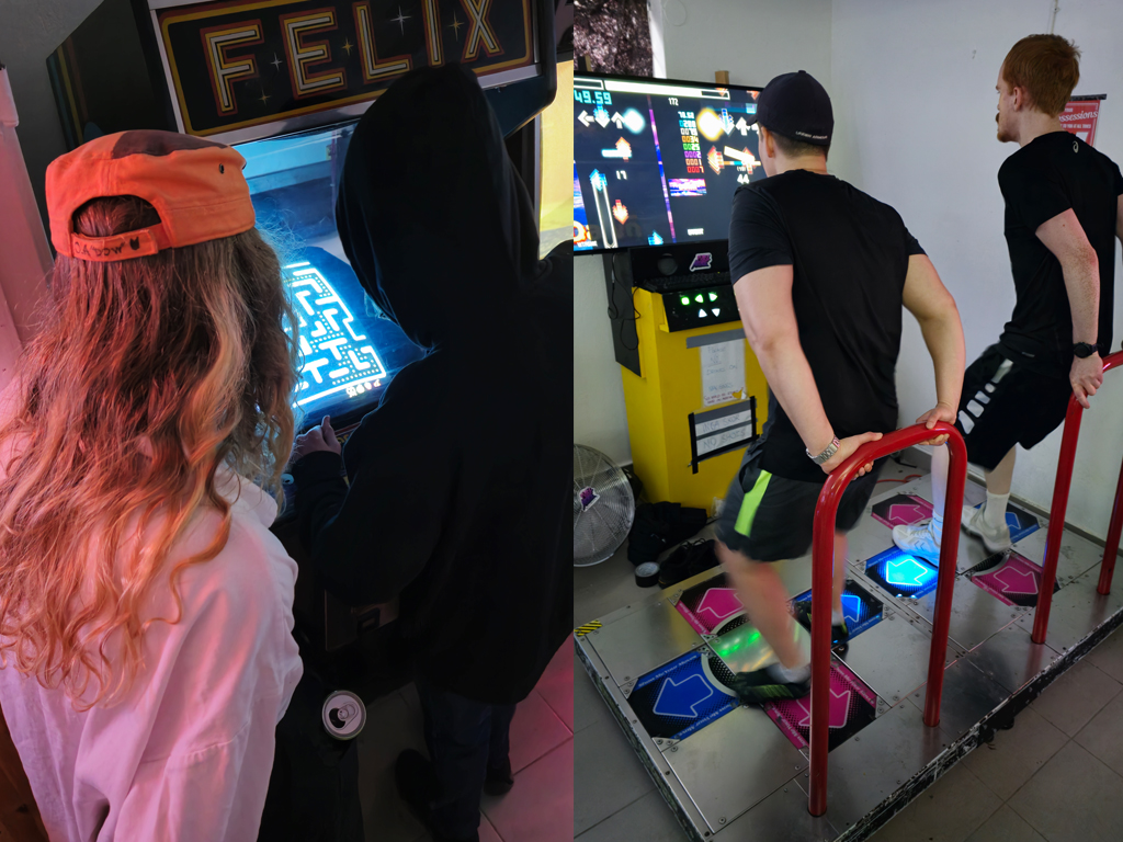 Två besökare som spelar dansspel bland maskinerna i arkadhallen.